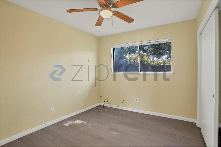 Building Photo - Unit