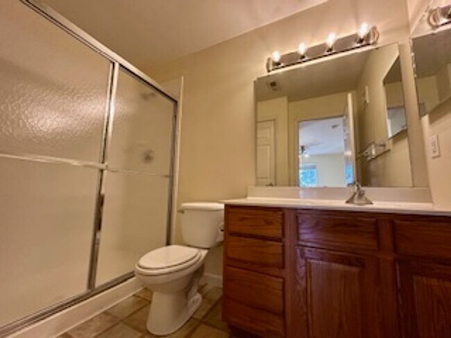 Building Photo - Great 2 Bedroom 2 Bathroom condo on the ea...