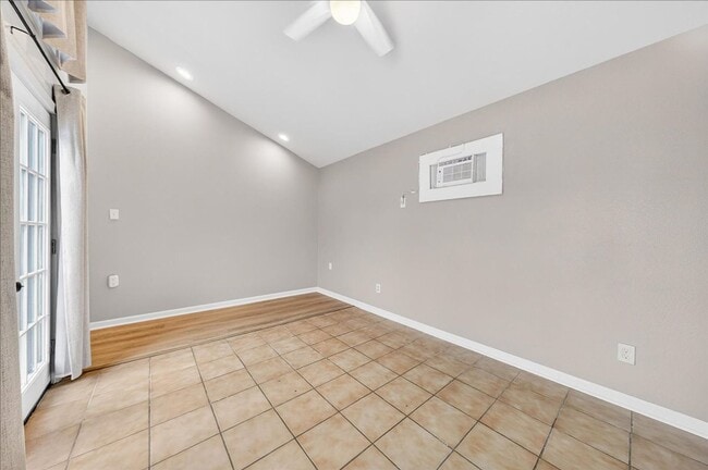 Building Photo - 5025 Romford Dr