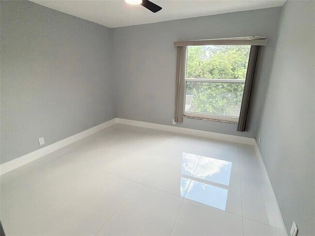 Building Photo - 320 Sunshine Dr