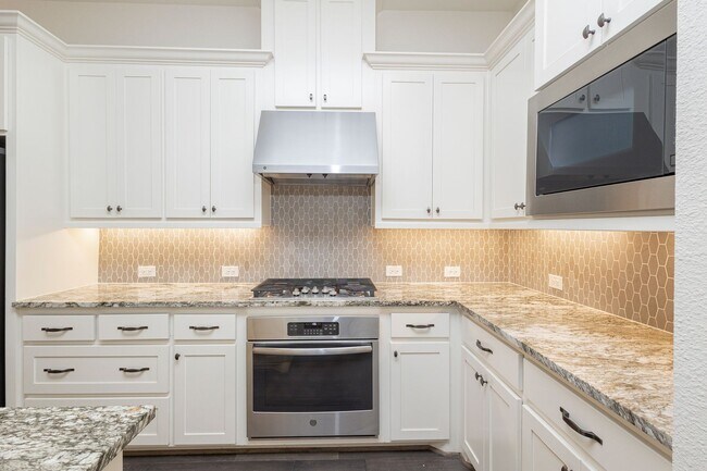 Building Photo - This house offers beautiful open floor plan with high ceilings and lots of natural light.