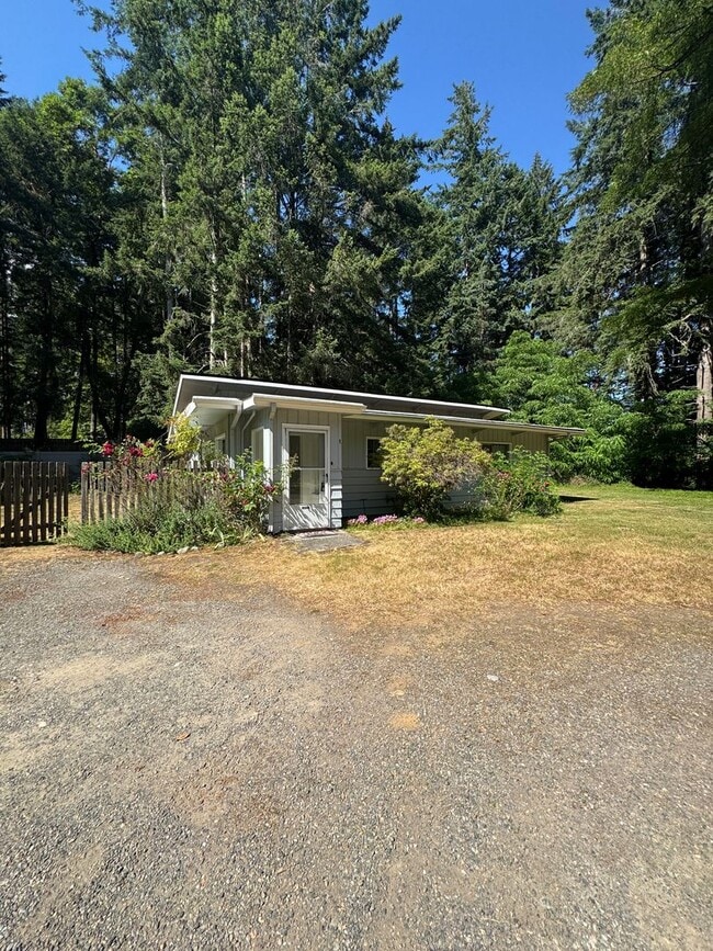 Building Photo - Quaint 2/1 in Gig Harbor!