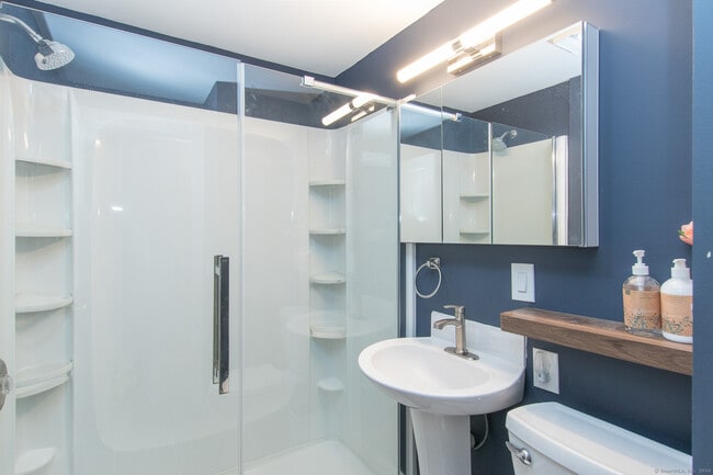 Building Photo - 211 New Canaan Rd