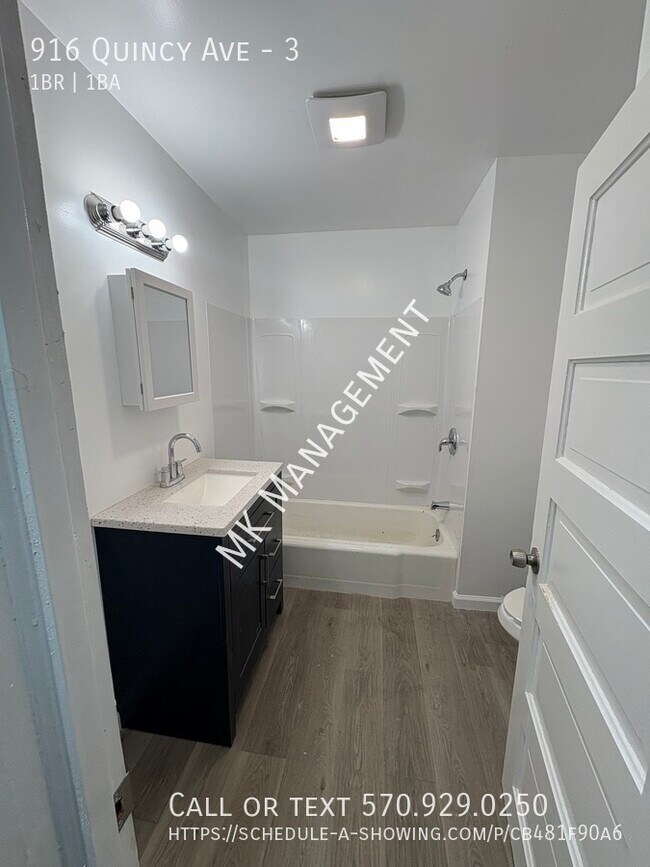 Building Photo - 916 Quincy Ave