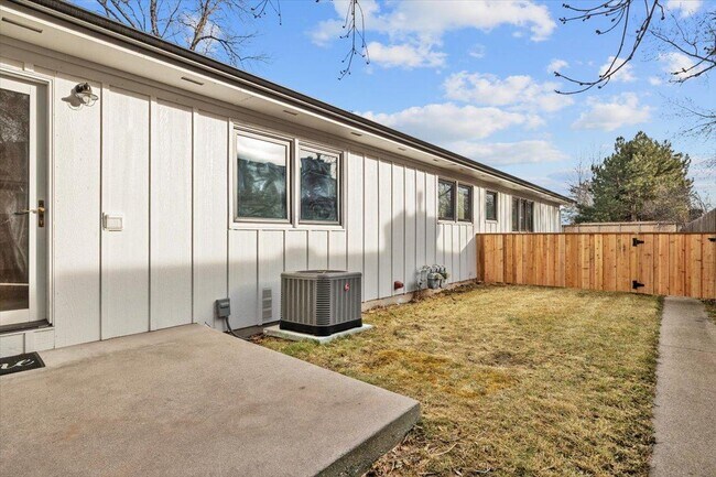 Building Photo - 1305 9th St W