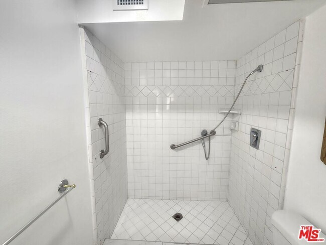 Building Photo - 11665 Babbitt Ave