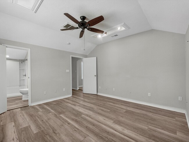 Building Photo - 212 N Shady Oaks St
