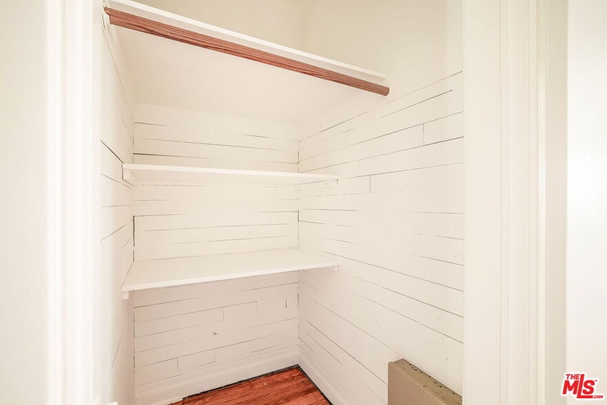 Closet - 842 S Sycamore Ave