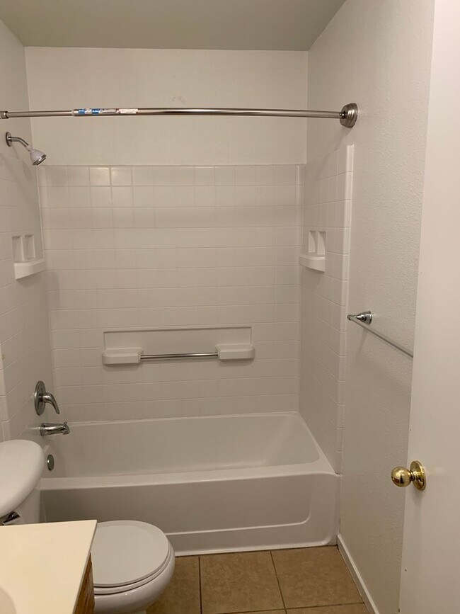 Building Photo - 2 WEEKS FREE RENT November Special - Beaut...