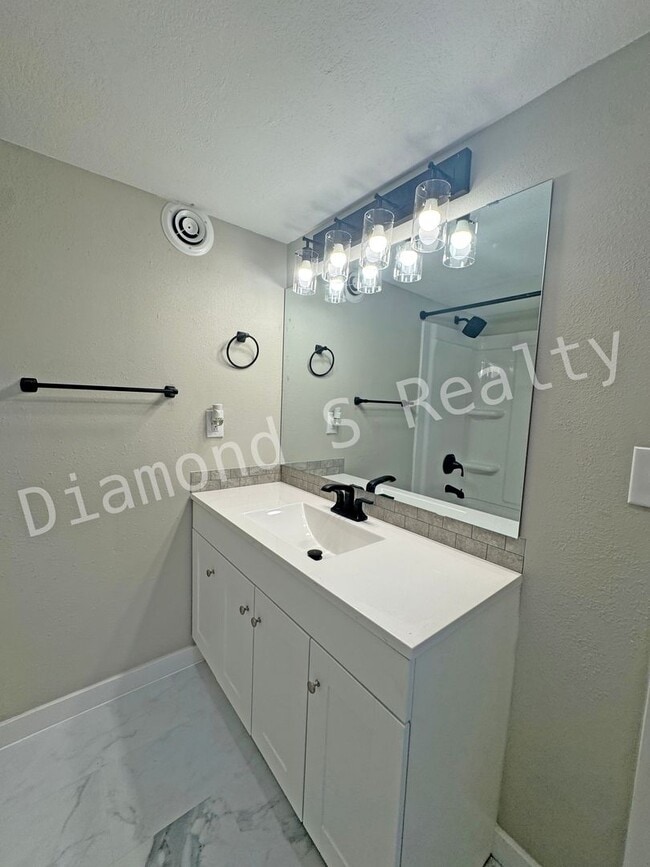 Building Photo - Charming and Clean 2 Bedroom Home Availalbe!