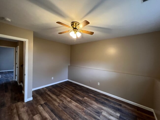 Building Photo - Spacious Split-Level Retreat Just Minutes ...