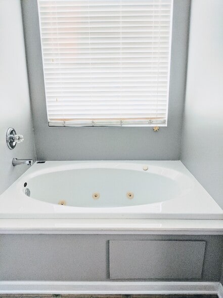 Garden Tub - 506 Johnstown Dr