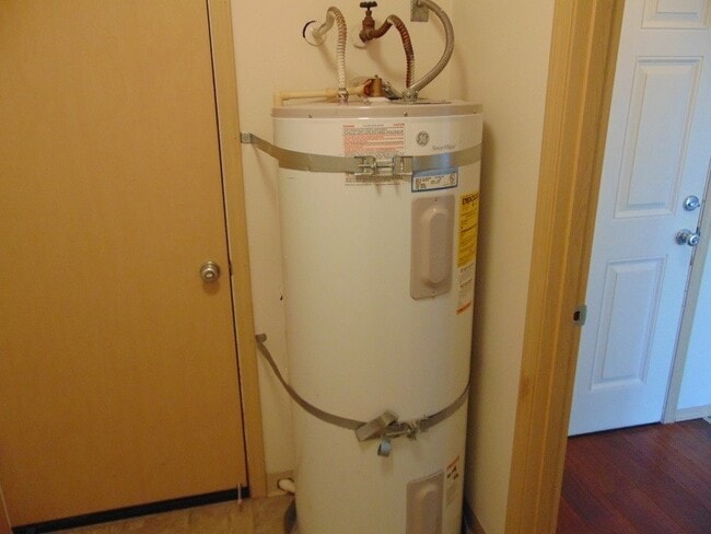 Building Photo - Enjoy Easy Living in Cascade Park with a Private Fenced Backyard