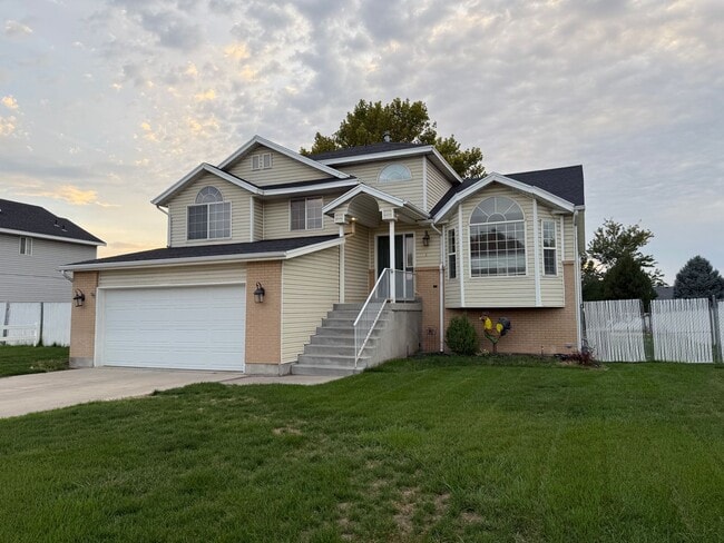 Primary Photo - Spacious 5-Bedroom Home in Clinton!