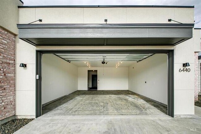 Building Photo - AstoriaTownHome