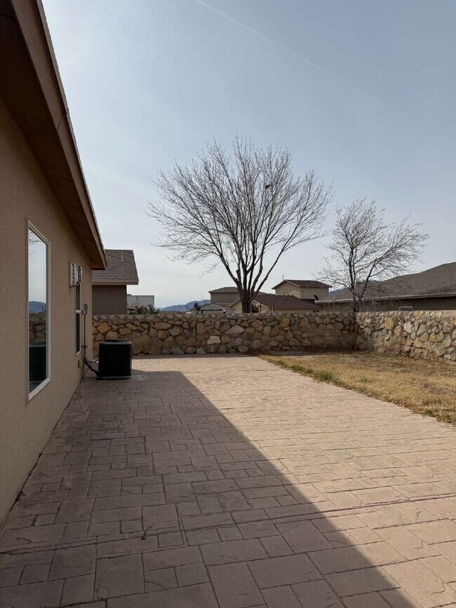 Building Photo - Cozy three-bedroom two bath at a great location! 10429 Silvercloud Drive, El Paso, Texas 79924