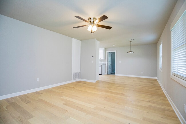 Building Photo - 716 E Sumac St