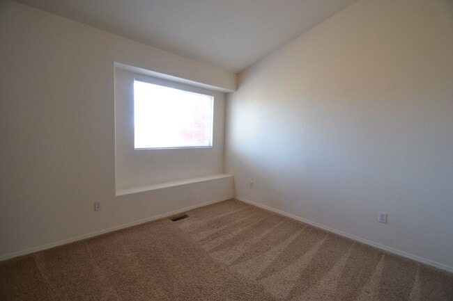 Building Photo - Corner 3 bed, 2.5 Bath Townhome in Distric...