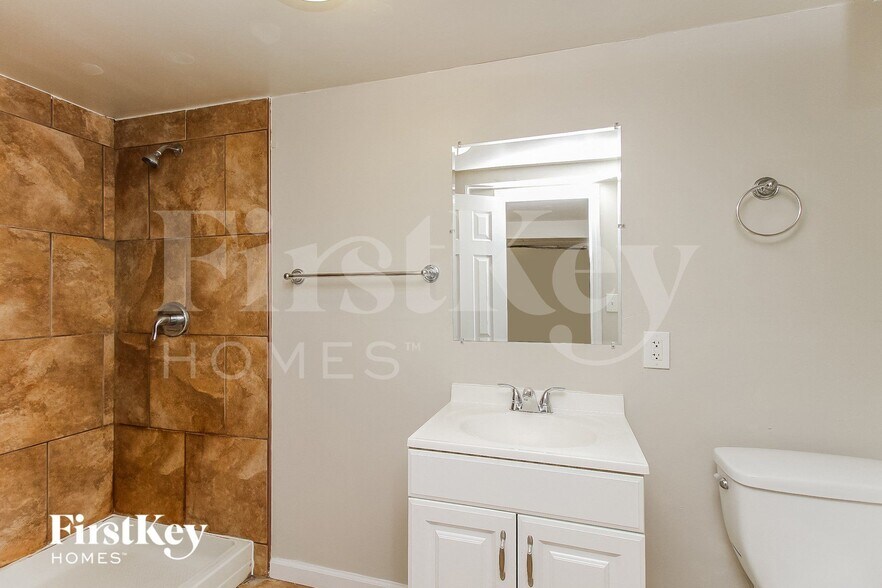 Building Photo - 9214 Farley Ave