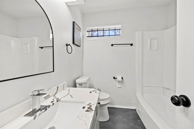 Building Photo - 10027 Valley Sun Dr