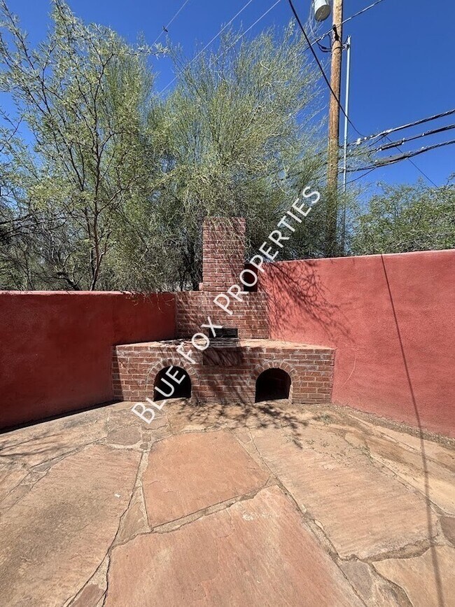 Building Photo - 949 N Montezuma Ave