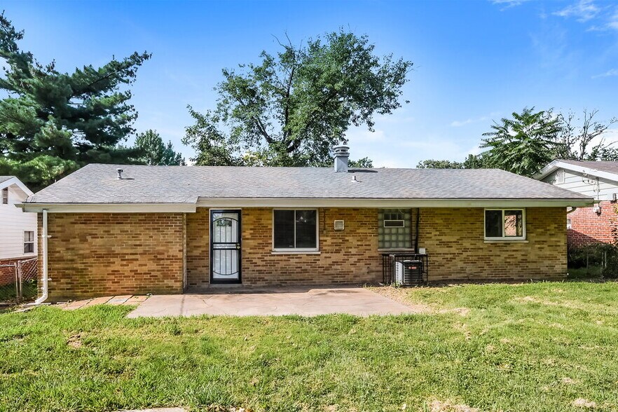 Building Photo - 933 Lebon Dr