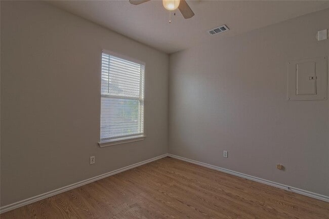 Building Photo - 2211 Creekside Ln