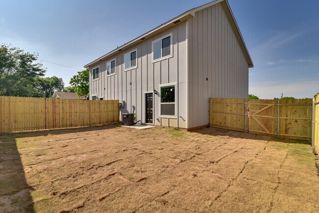 Building Photo - Brand New 3 bed 2.5 Duplex