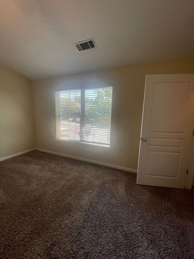 Building Photo - 17-1728 J&amp;S