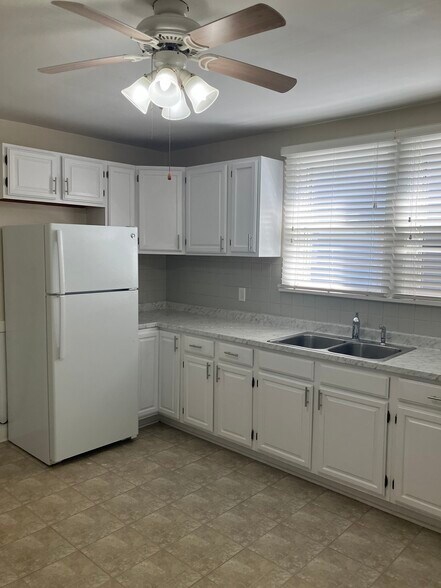 Kitchen - 5027 S Latrobe Ave
