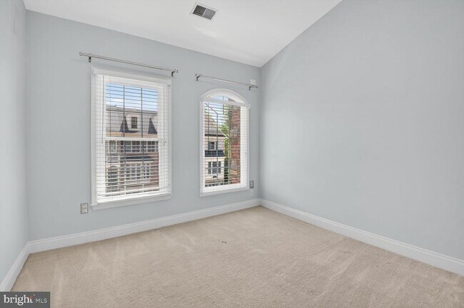 Building Photo - 1169 Regal Oak Dr