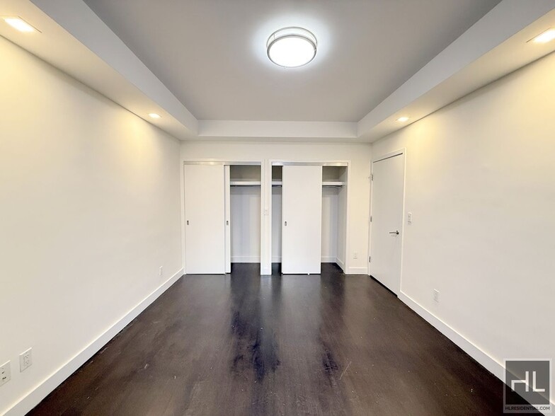 Building Photo - NO fee 1 bed 2 bath with laundry in unit -...