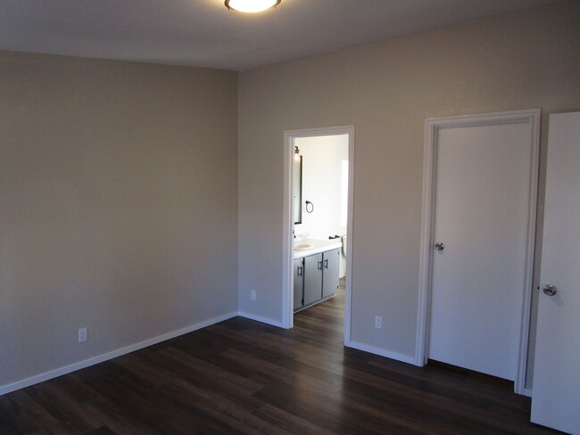 Building Photo - 3 Bedroom, 2 Bathroom Updated Home South o...