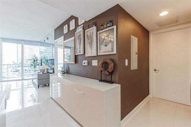 Building Photo - 475 Brickell Ave