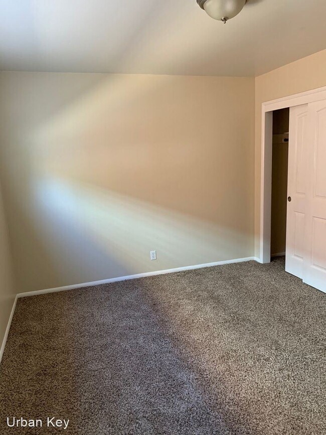 Building Photo - 2215 California Ave SW