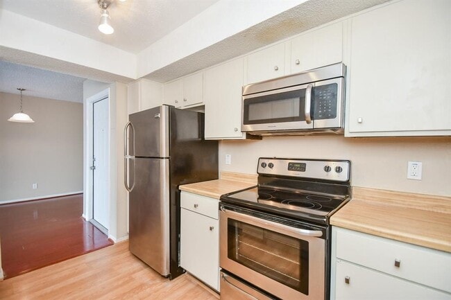 Building Photo - 2832 S Bartell Dr