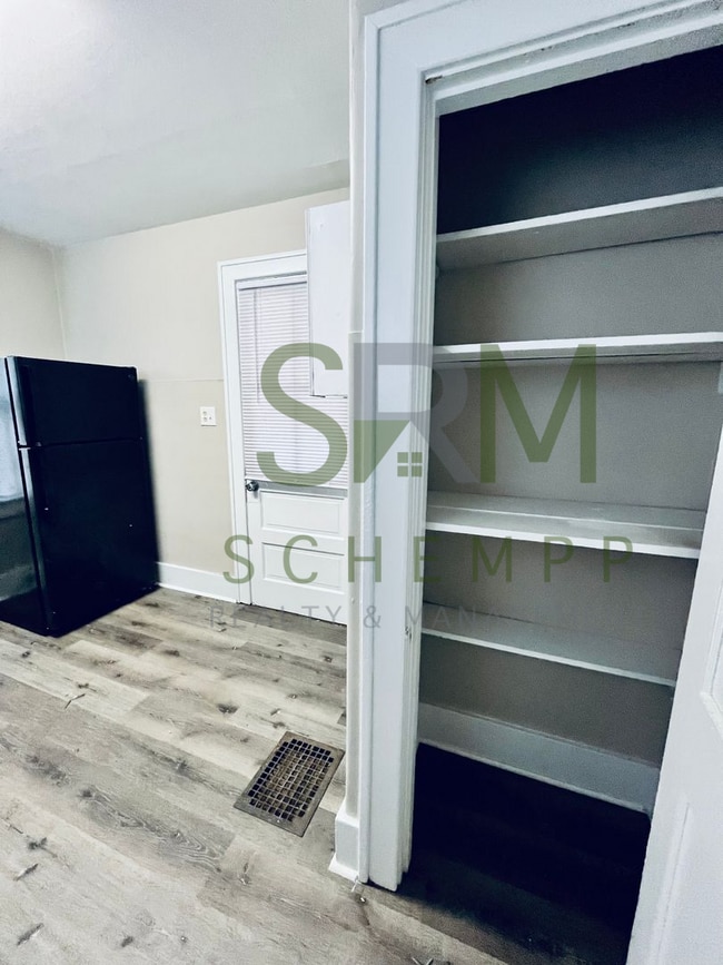 Building Photo - Two Bedroom House with Detached Garage-Section 8 Accepted