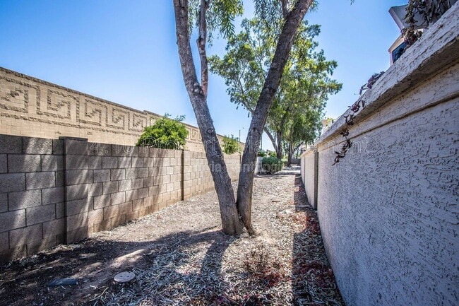 Building Photo - 1718 S Longmore