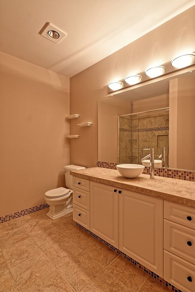 Building Photo - Mukilteo Golf Course View Condo – Modern C...