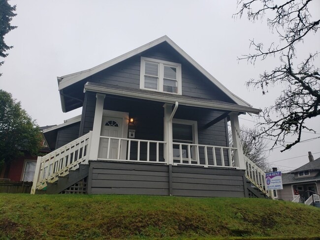 Primary Photo - No Security Deposit W/ Rhino! Charming Alb...