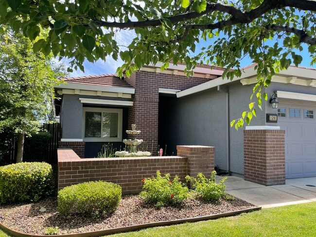 Building Photo - VERY NICELY UPDATED 3 BED, 2 BATHROOM, & 2...