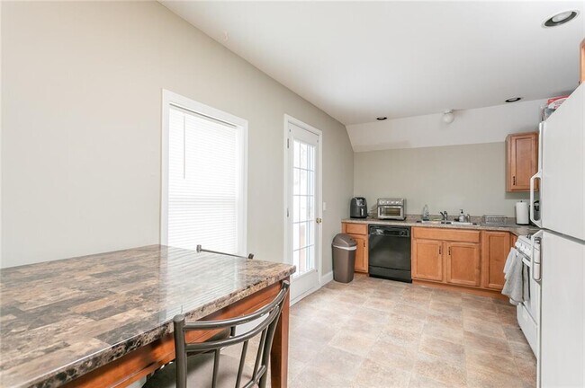 Building Photo - 46 Hartsen St