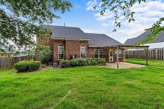 Building Photo - 4890 Somerset Dr