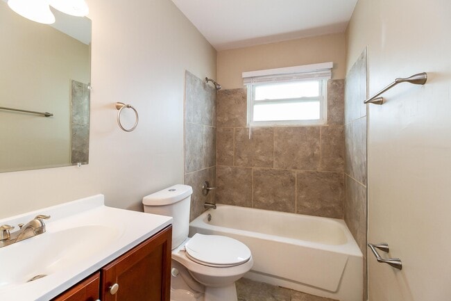 Building Photo - 1880 Queensrowe Pl