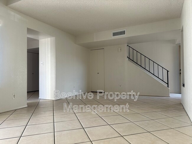 Building Photo - 1342 W Emerald Ave