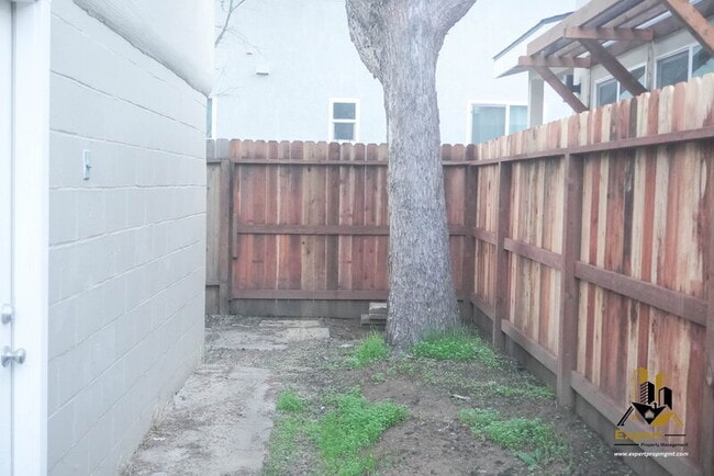 Building Photo - 125 B St