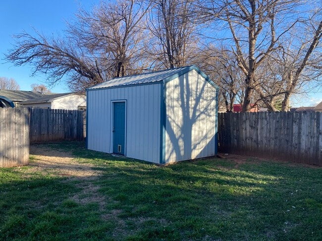 Building Photo - 2402 Spruce Dr