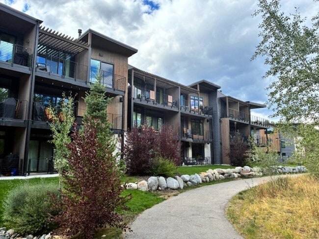 Building Photo - Long Term Rental- River West 914