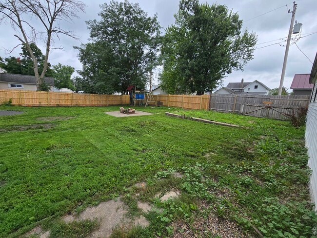 Building Photo - 207 4th St N