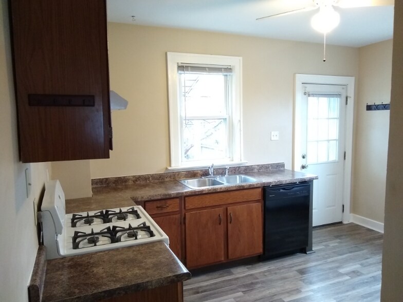 Building Photo - 2658 Deming Ave